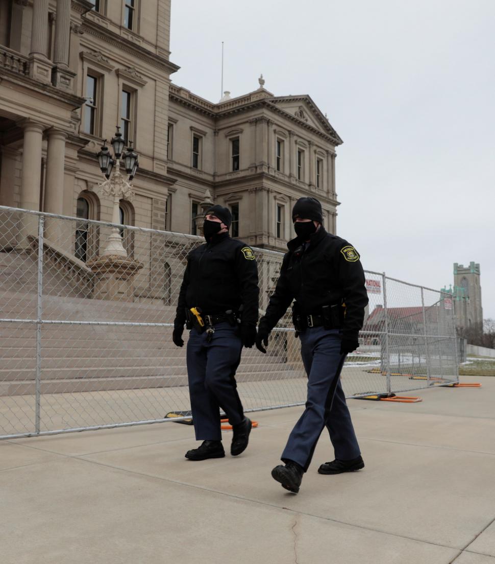 VIGILANCIA. Policías patrullan en el Capitolio de Michigan, Estados Unidos, para prevenir las protestas que se esperan el domingo en la ciudad.