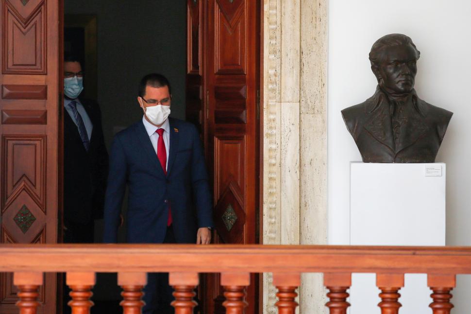 CARACAS. Jorge Arraza, canciller de Venezuela, llevó un comunicado de prensa a la sede del Ministerio de Relaciones Exteriores de ese país.