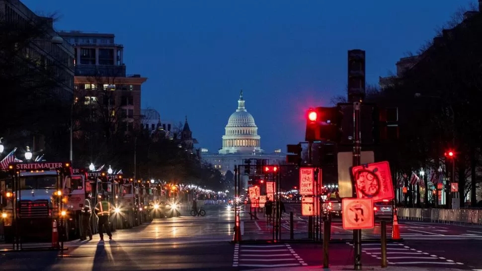 CAPITOLIO. Después del ataque al Capitolio de la semana pasada, se ponen a punto los preparativos para que Joe Biden asuma el miércoles. fotos reuters