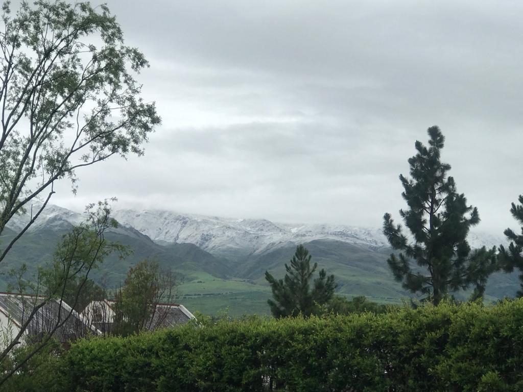 Sorpresa en Tafí del Valle en pleno verano: las cumbres del cerro Muñoz se tiñeron de blanco
