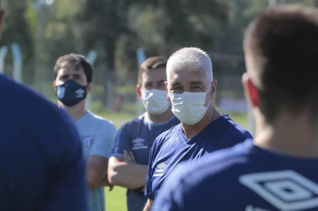 CON LAS MEDIDAS SANITARIAS. De Felippe condujo el primer entrenamiento con barbijo. FOTO DE PRENSA DE ATLÉTICO 