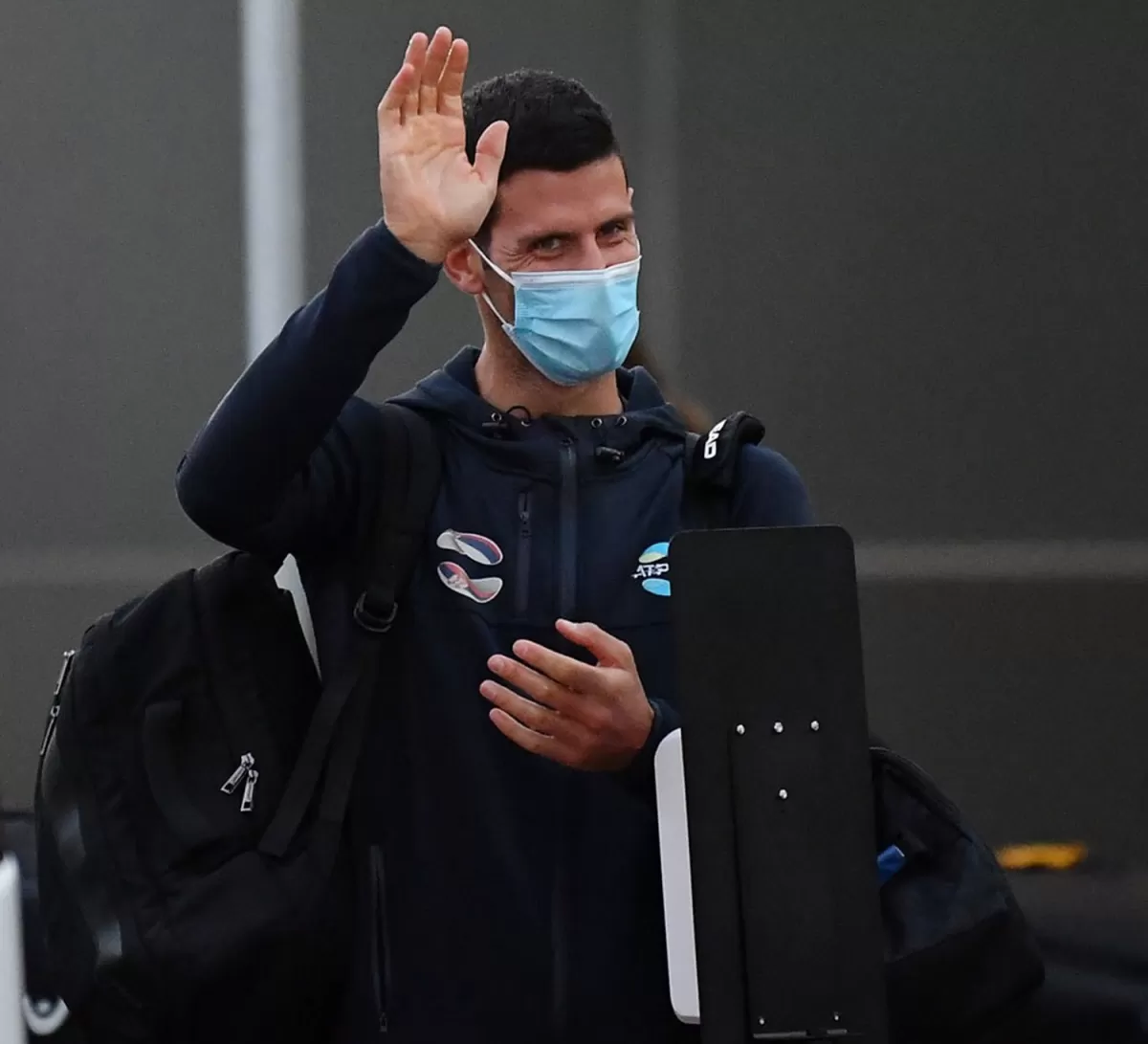 BOLSO AL HOMBRO. Djokovic ya está en Australia, donde defenderá el título. 