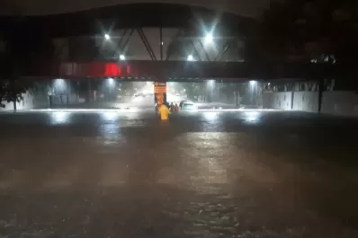 Un conductor fue asistido en el puente ferroviario, tras quedar atascado en el agua