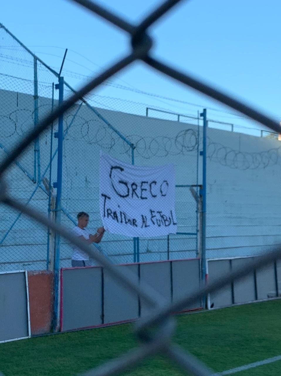 DUELO REPETIDO. Lucas Diarte y Julián Marchioni chocaron casi todo el partido. En el final, el delantero marcó el 2-2. 