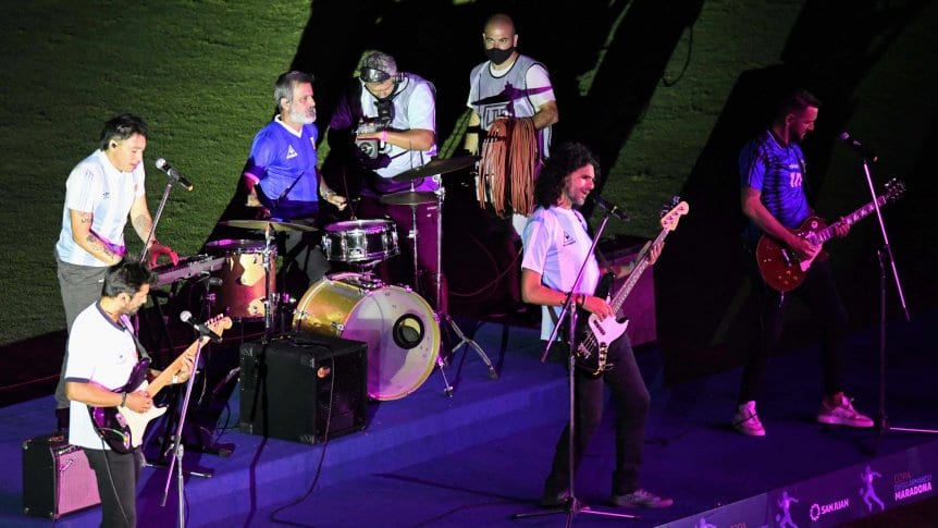   PELEA EN LAS ALTURAS. Zambrano y el resto de los defensores contuvo bien a Banfield hasta el minuto 96 cuando soltó a Luciano Lollo, quien anotó el empate. reuters
