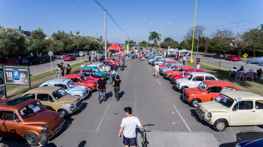 Autos antiguos, en Yerba Buena. 