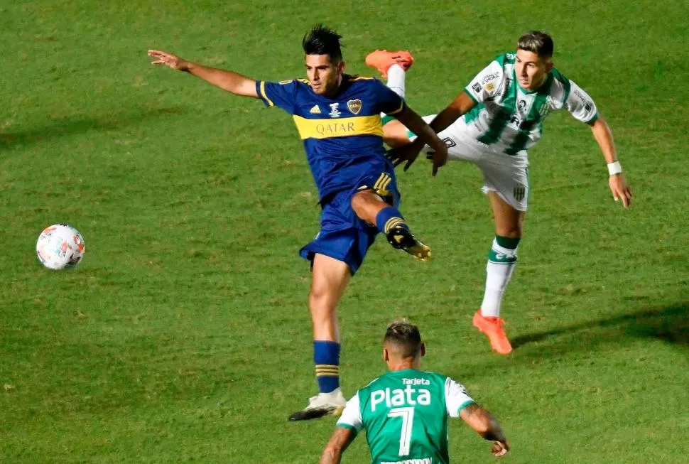   PELEA EN LAS ALTURAS. Zambrano y el resto de los defensores contuvo bien a Banfield hasta el minuto 96 cuando soltó a Luciano Lollo, quien anotó el empate. 