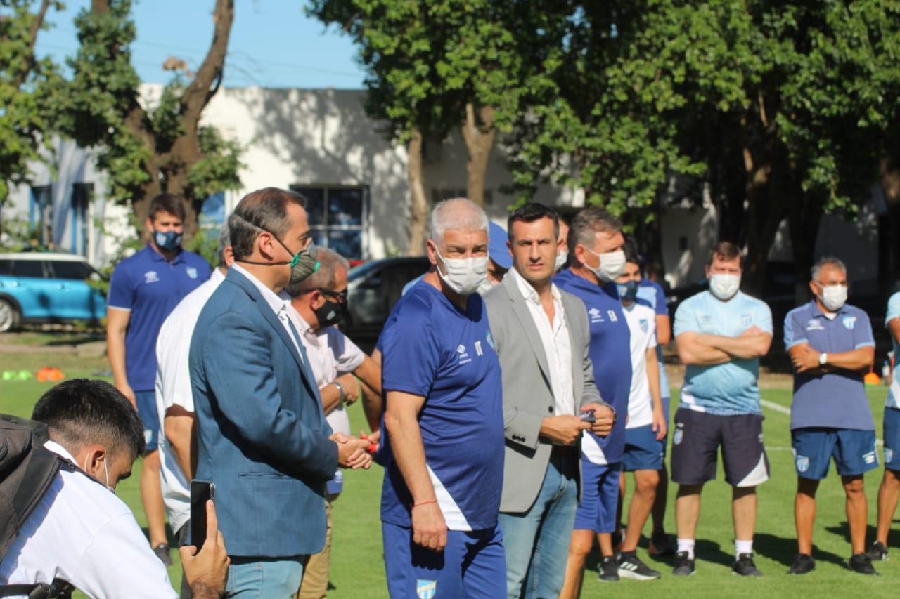 EN EL COMPLEJO. Los dirigentes presentaron al entrenador. FOTO DE PRENSA DE ATLÉTICO