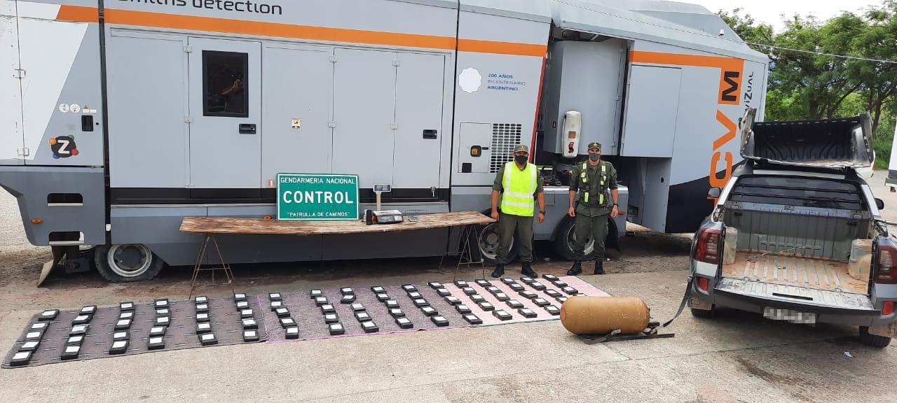 RESULTADO DEL OPERATIVO. La droga era transportada en una camioneta. Foto: Prensa Gendarmería