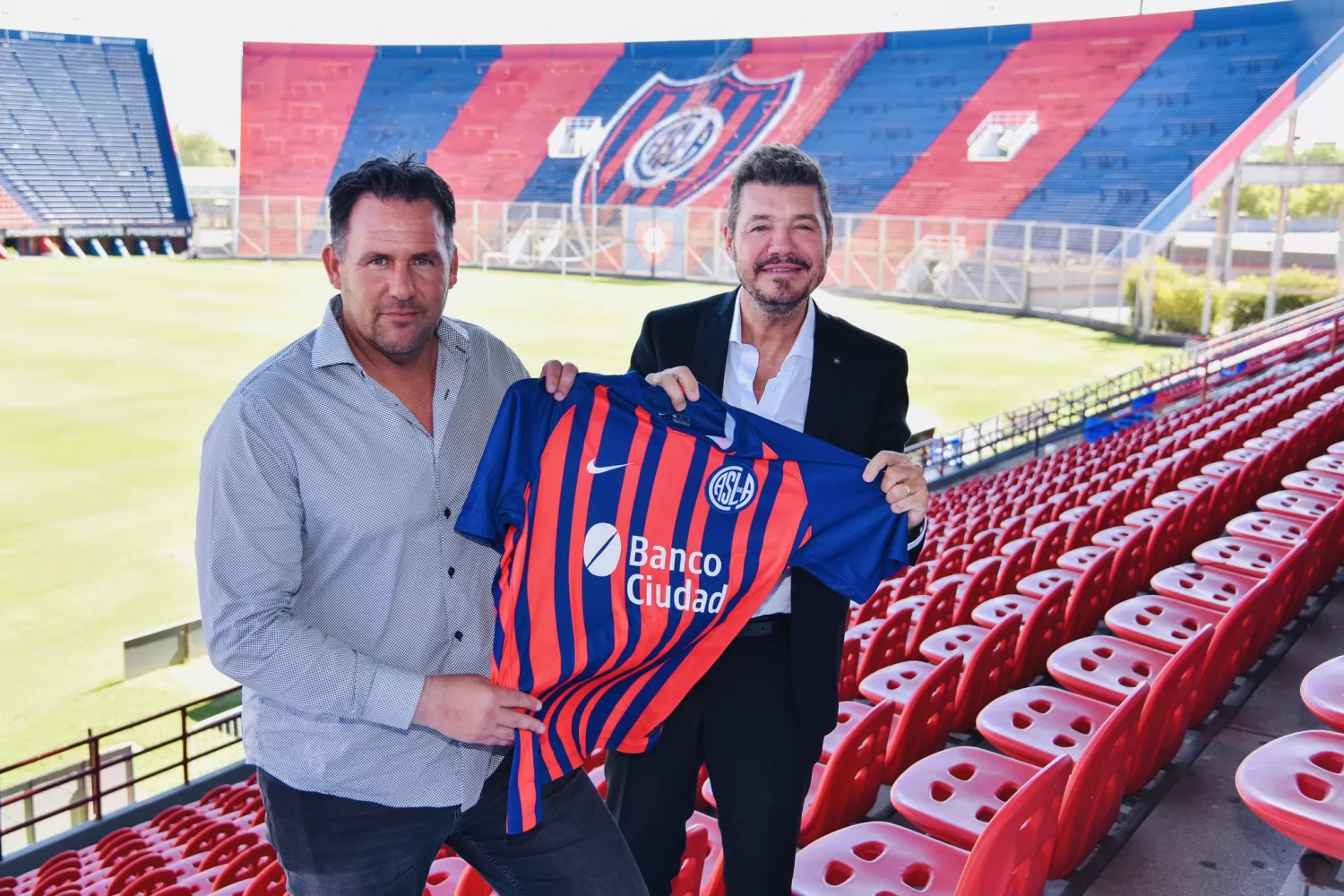 PRESENTACIÓN. Dabove posó con la camiseta de San Lorenzo junto a Tinelli. 