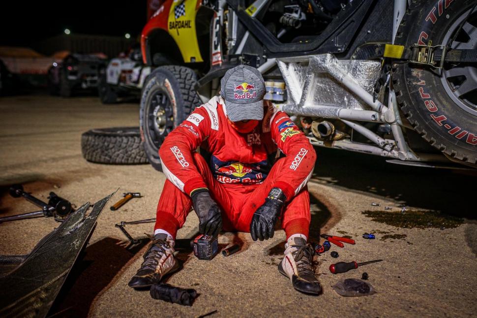 SOMBRAS. Sébastien Loeb se vio forzado a abandonar por problemas mecánicos. 