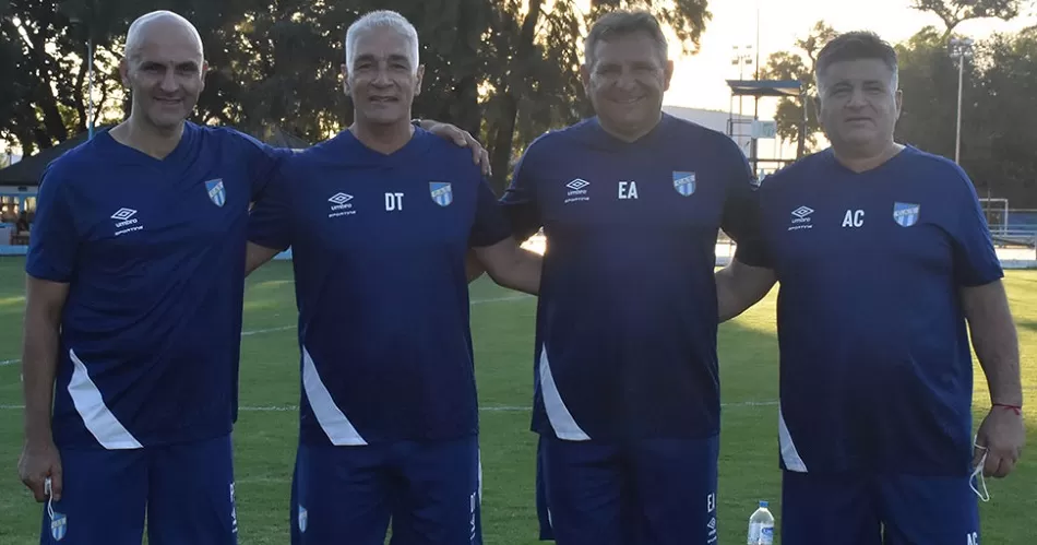 EL TEAM. De izquierda a derecha: Fernando Gómez (PF), Omar De Felippe (DT), Alfredo Rodríguez (EA) y Walter De Felippe (AC). FOTO DE PRENSA DE ALTÉTICO 