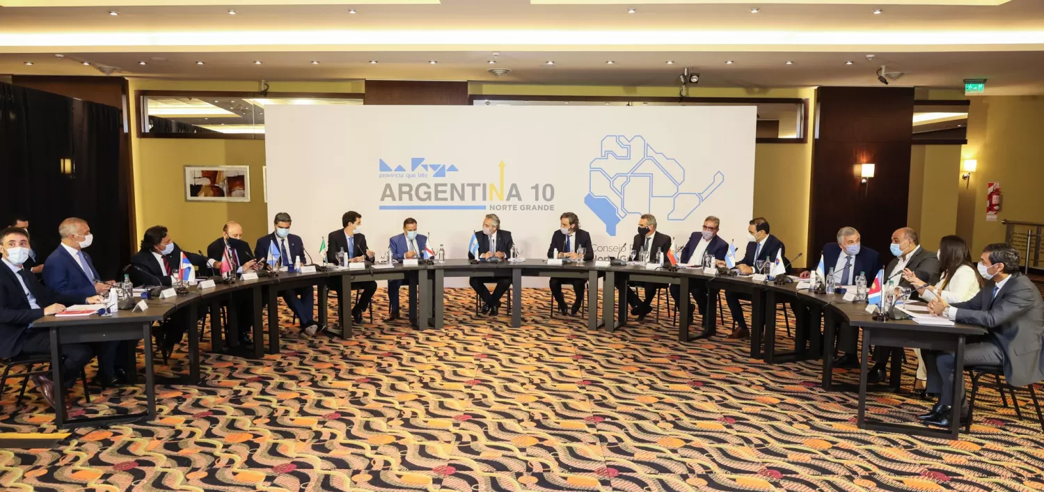 EN LA RIOJA. El presidente Alberto Fernández, con los gobernadores del norte argentino; entre ellos, Manzur. Foto Comunicación Pública