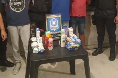 Tres jóvenes robaron jabones, dentífricos y preservativos de un drugstore céntrico: los detuvieron