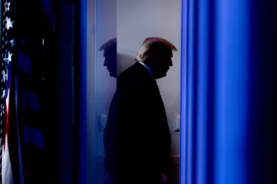 En sus últimas horas, Donald Trump indultó a más de 140 personas