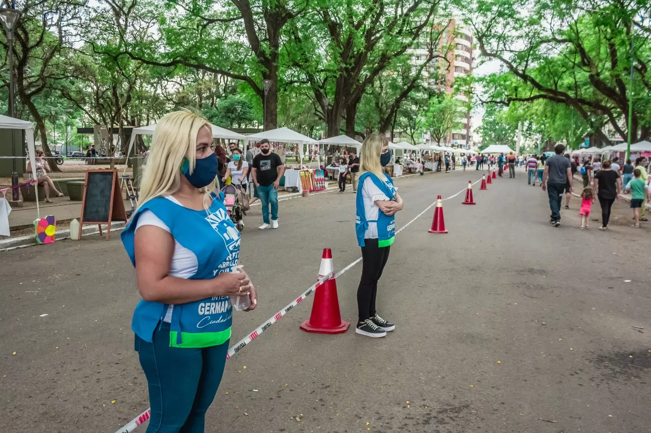 PARQUE AVELLANEDA. Volvió la feria de artesanos.