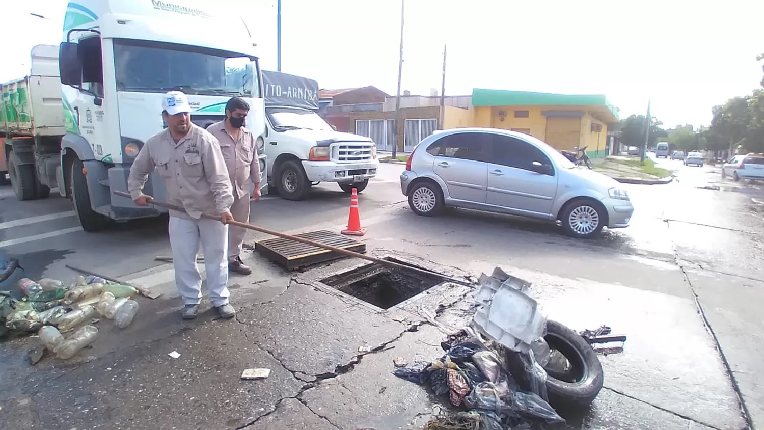 Desagües pluviales: piden que no se arroje basura en los canales