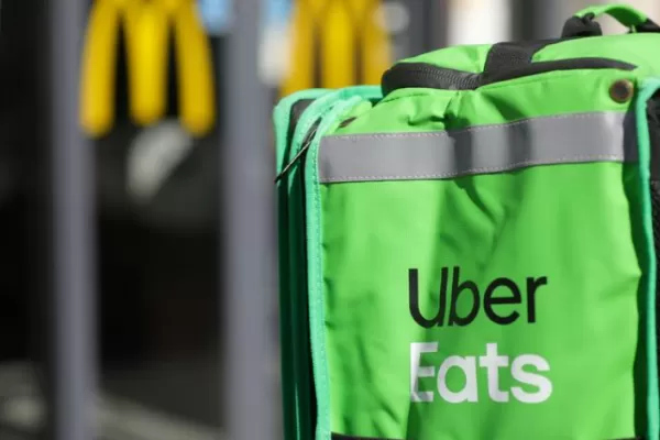 Holanda: para romper el toque de queda, compran uniformes de delivery