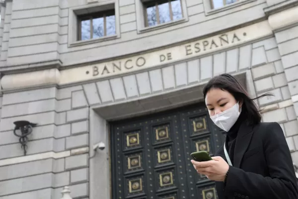 Madrid suspende la inmunización del personal de salud por falta de vacunas