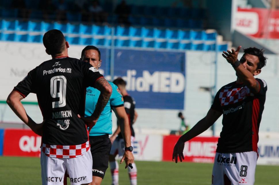 MUCHA POLÉMICA. Los futbolistas de San Martín se cansaron de protestar los fallos de Franklin.