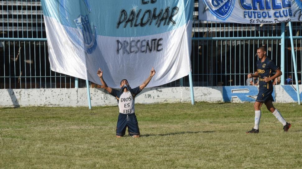  FESTEJO. Alexis Braco ya marcó de penal y celebra el gol de un modo especial.  