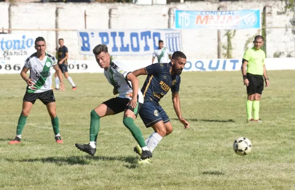 EN JUEGO. Epifaño (de Atlético Concepción) y Guerrero (del equipo metanense), que ingresaron en el segundo tiempo, en lucha por la posesión de la pelota.