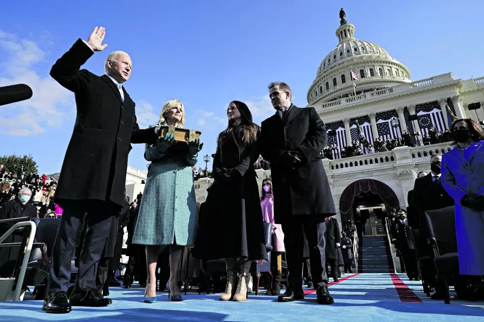 HISTÓRICA. Biden juró ante una Biblia de 1983 que pertenece a su familia y que lo acompañó durante toda su vida política 