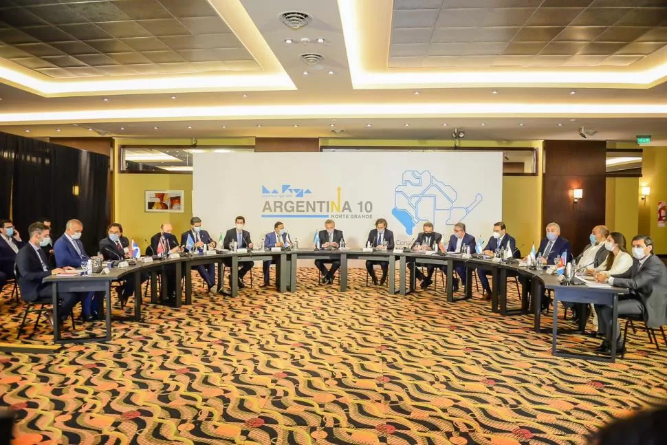 EN CHILECITO. El Presidente y el jefe de Gabinete, Santiago Cafiero, escucharon los planteos formulados por los gobernadores del Norte Grande, relacionados con necesidades económicas e implicancias políticas. 