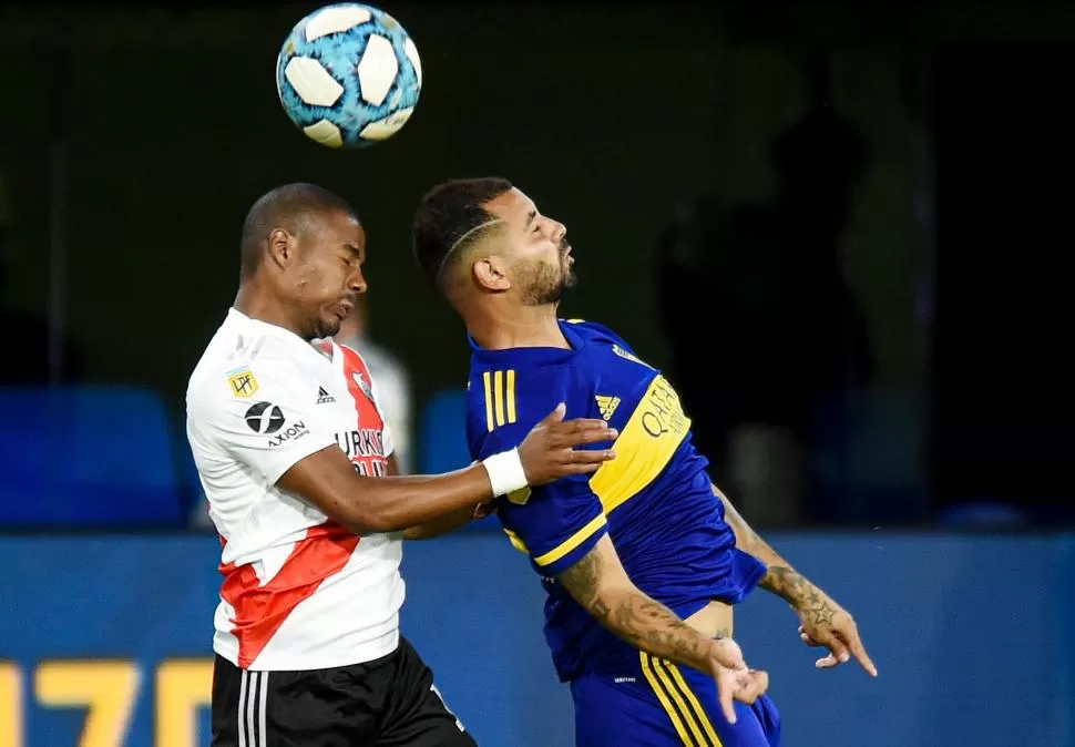 POR AHORA, ELLOS SE QUEDAN. De La Cruz y Cardona, que en la foto luchan por arriba, están en los planes de Gallardo (si sigue) y Russo para la próxima temporada. 