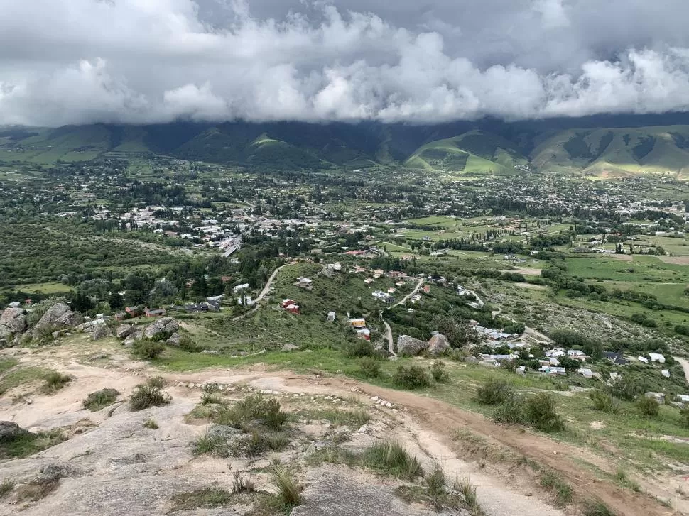 Trekking a La Cruz: a 20 minutos de la villa, las mejores vistas del Valle