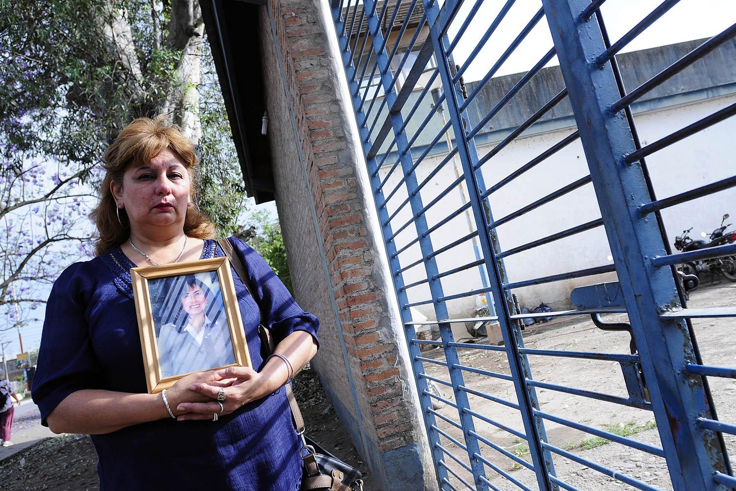 EL RECUERDO. La hermana de “Betty” exhibe el retrato de la docente.