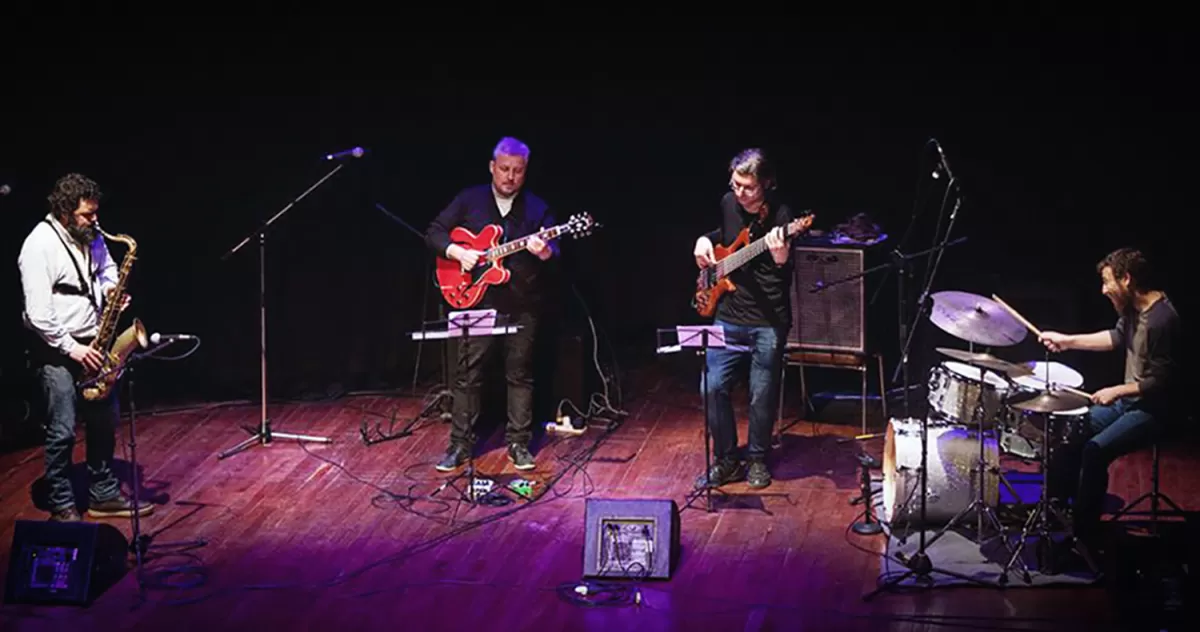 UN BUEN RECUERDO. Leo Vera (al centro) tocando con invitados de lujo en un recital en la Sala Caviglia. 