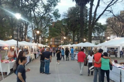 Ferias municipales: artesanos, en el Avellaneda y gourmet, en plaza Alberdi