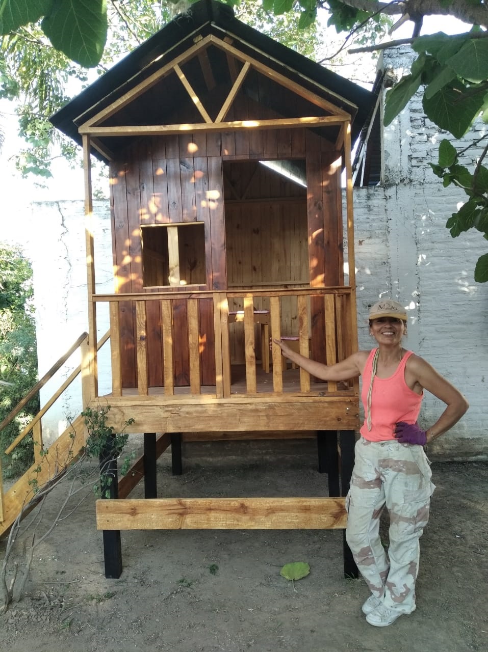 OFICIO. Silvia Ramírez termina de armar una de sus casitas para niños.