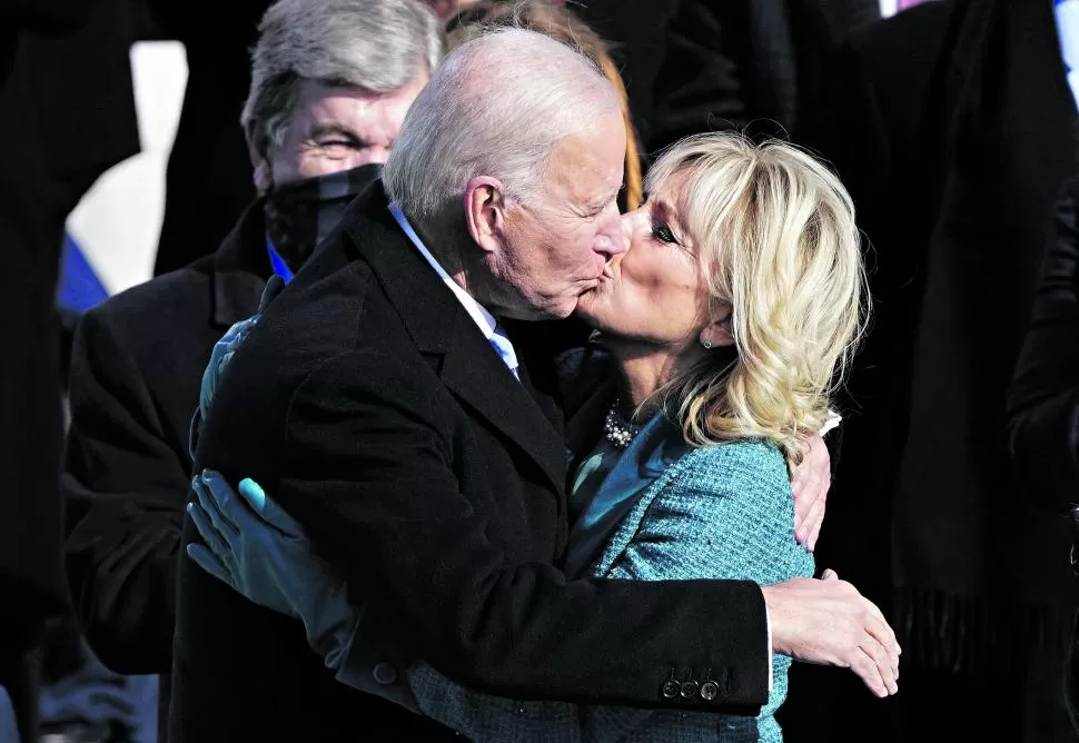  DEL BESO EN EEUU AL RATÓN ALEMÁN. Joe Biden en un momento romántico de su asunción, besa a su esposa Jill.   La imagen de al lado es menos candorosa: se observa a un ratón paralizado en un laboratorio de la Universidad del Ruhr, donde los científicos descubrieron una manera de restaurar la capacidad de caminar en ratones que habían sido paralizados después de una lesión completa de la médula espinal.