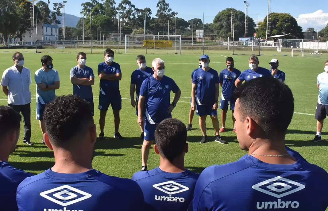 ATLÉTICO TUCUMÁN. El nuevo DT, De Felippe, ante su plantel. Foto: Twitter @ATOficial