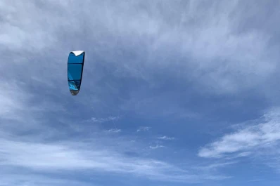 Volar en La Angostura: el kitesurf es un espectáculo a orillas del lago