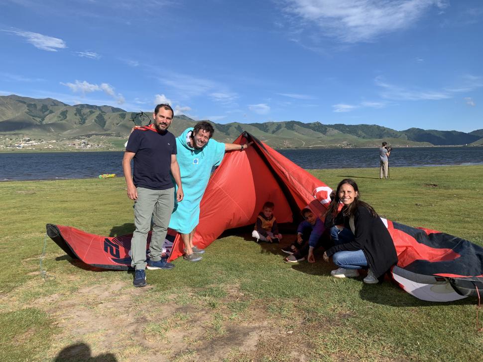 AL FINAL. La vela, a la tarde, sin viento, sirve de carpa para la amistad.