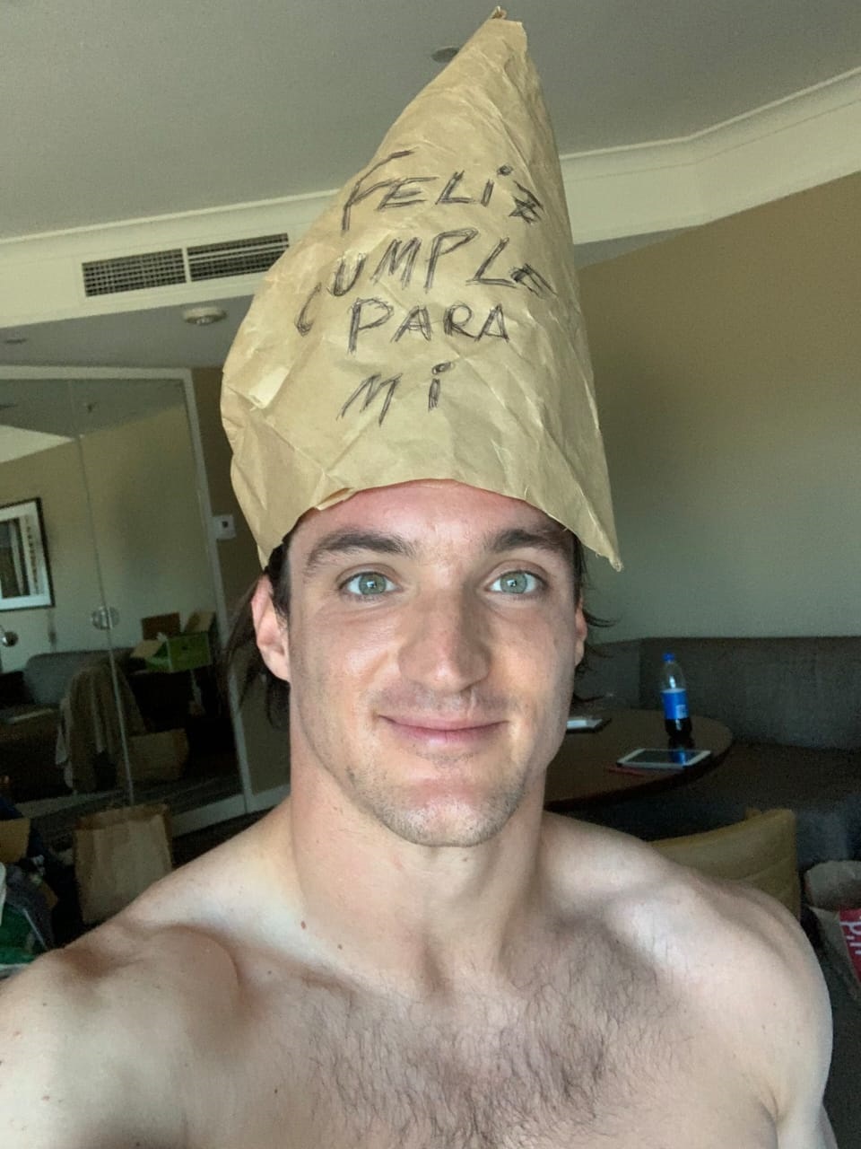 SIMPÁTICO. Gustavo Fernández pasó su cumpleaños 27 solo en su habitación.