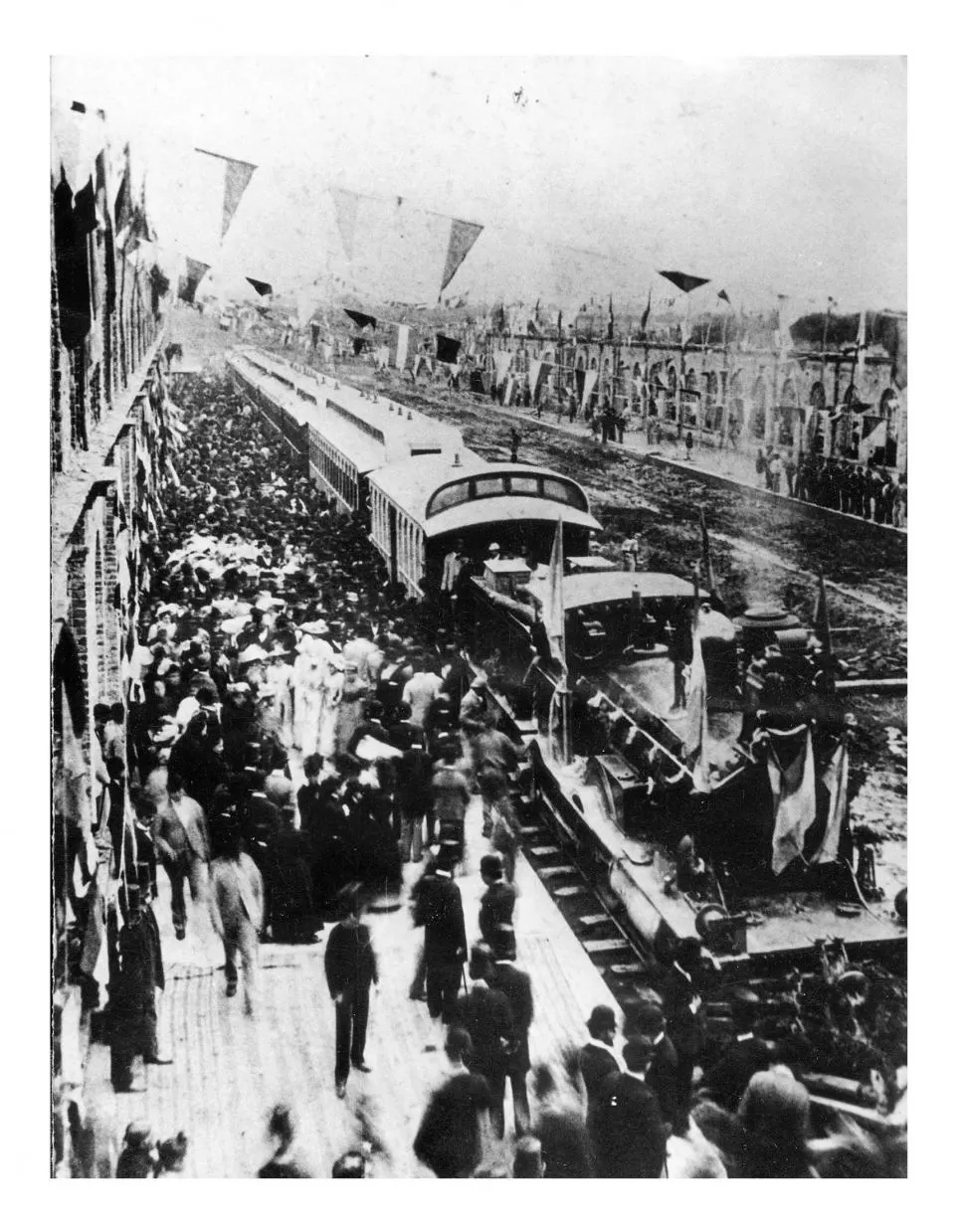  Llegada del tren a la Estación Sunchales, a fines del siglo XIX. Hoy es la sede la línea Ferrocarril Mitre, la que aún mantiene el servicio de pasajeros a Rosario y Buenos Aires frente a la Plaza Alberdi. Se inauguró la línea el 6 de febrero de 1891. Posiblemente la foto corresponda a esa inauguración o al recibimiento de algún personaje importante, por la ornamentación general del lugar, así como por la vestimenta de etiqueta de los personajes que recorren el andén. 