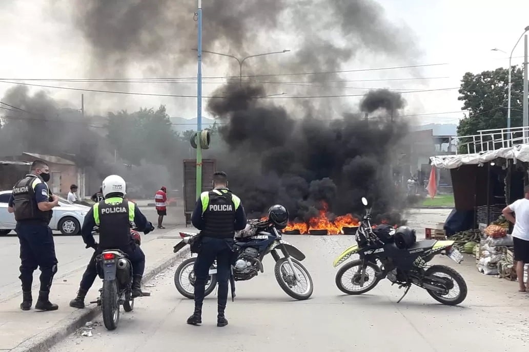 MANIFESTACIÓN. Incidentes en el barrio 11 de Marzo. FOTO DE SANTIAGO RE.