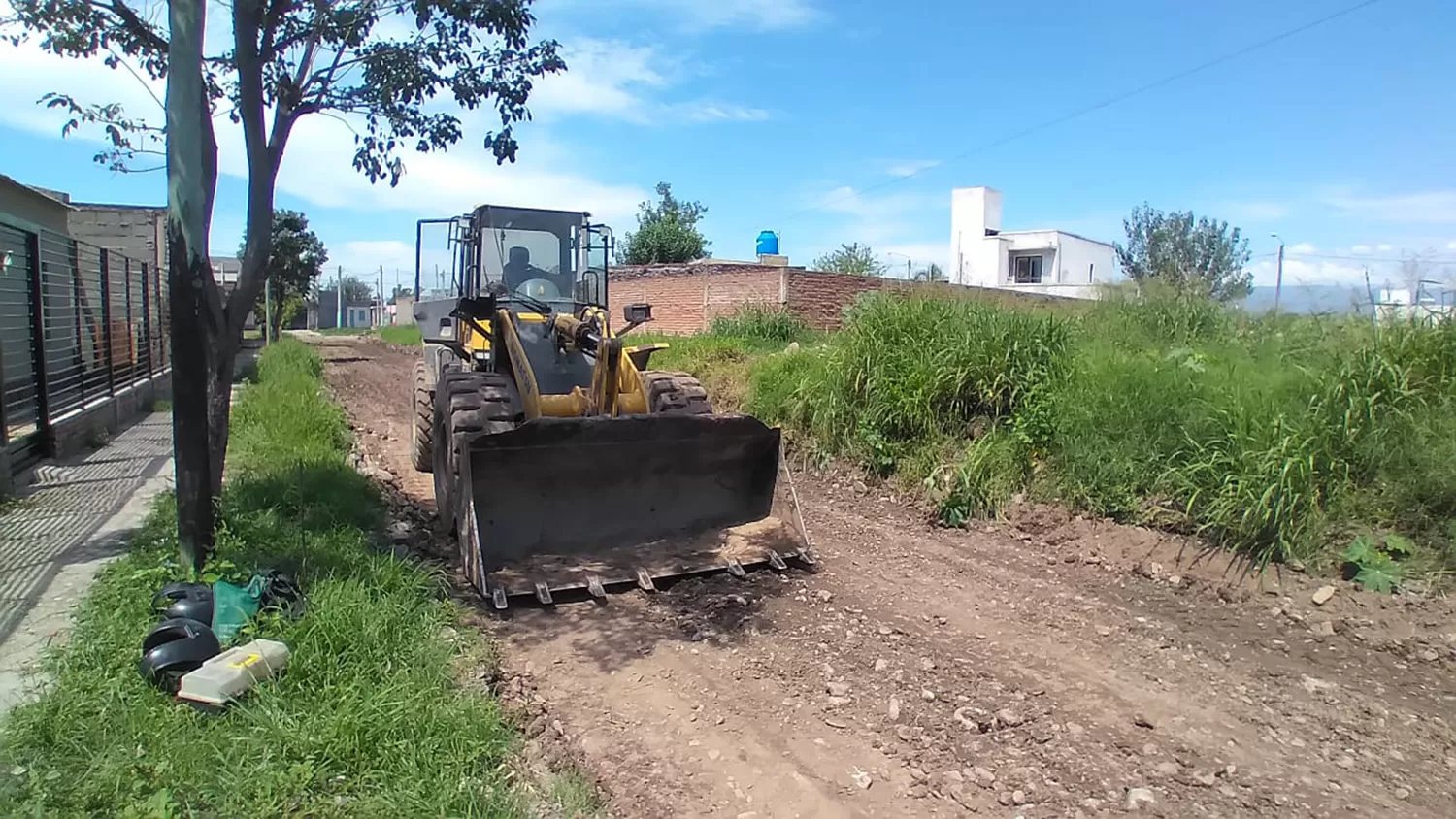 Pavimentan calles en barrios de la zona sur