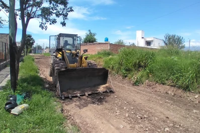 Pavimentan calles en barrios de la zona sur