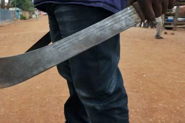 Un hombre mató a machetazos a un joven, dentro de una escuela