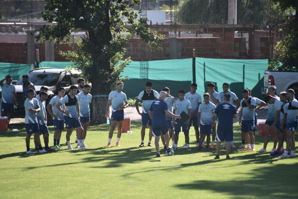 TODOS ESCUCHAN. Antes de la práctica, Omar y Walter De Felippe dieron indicaciones ante la atenta mirada del plantel.  