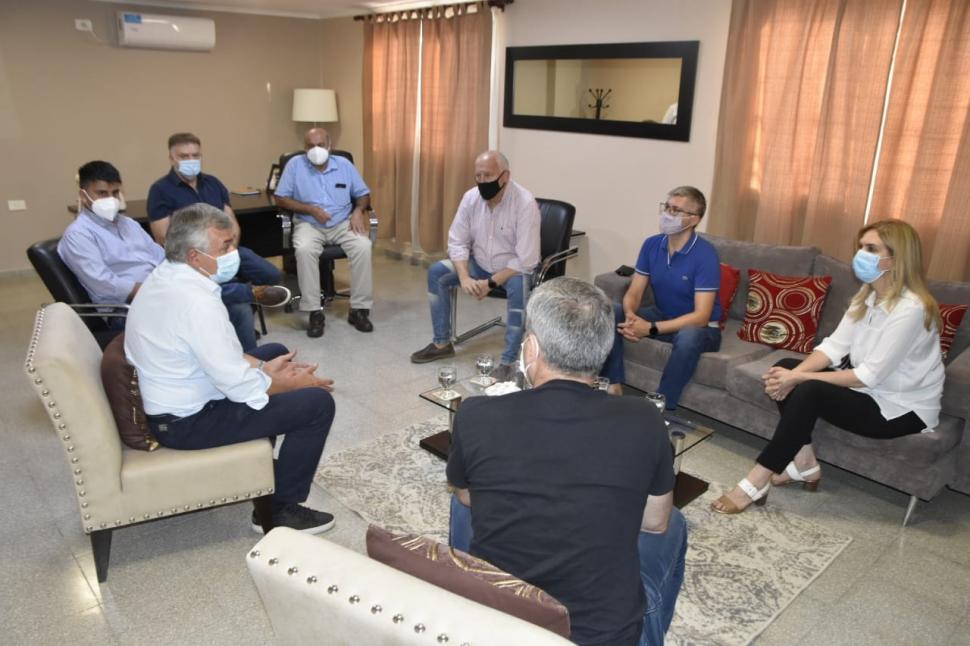 EN LA CASA DE ASCÁRATE. La dirigencia ofreció una cena para el mandatario provincial, que se prolongó hasta la madrugada de ayer.  