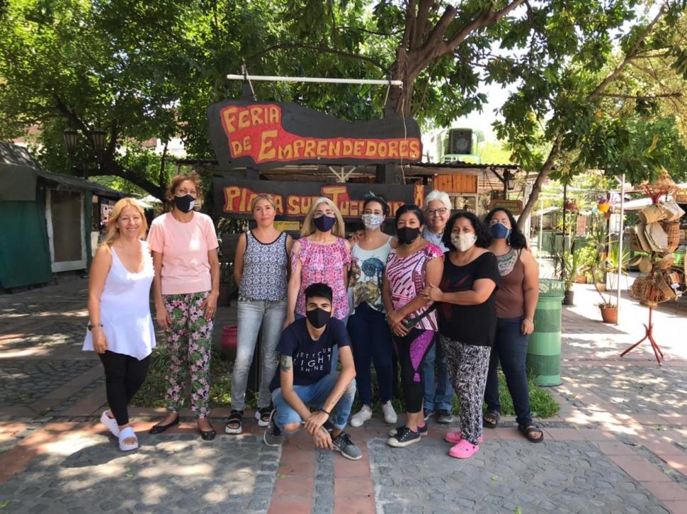 EXPECTANTES. Al menos 20 familias viven de las ventas que realizan en este mercado céntrico. 