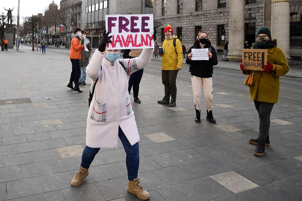 PROTESTA. Un grupo de personas de Dublín, Irlanda, muestra carteles en favor de Alexei Navalny, el opositor ruso de Vladimir Putin que fue detenido el viernes. El crecimiento de la imagen del activista es motivo de preocupación para las autoridades del Kremlin por sus derivaciones políticas internacionales.