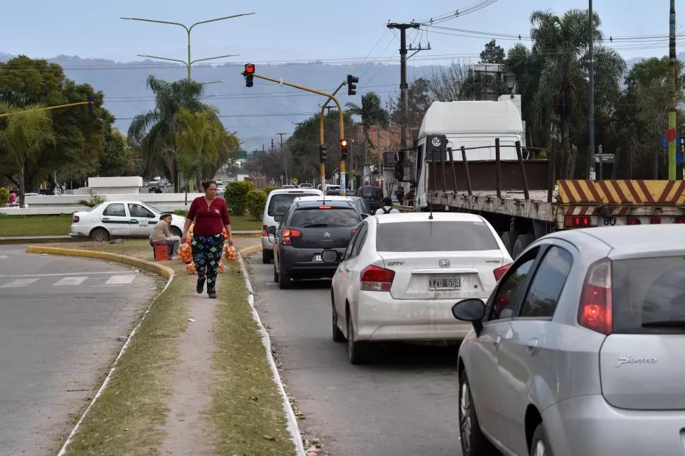 SEMÁFORO. La víctima paró, rompieron el vidrio y le sacaron la plata. LA GACETA / FOTO DE INÉS QUINTEROS ORIO