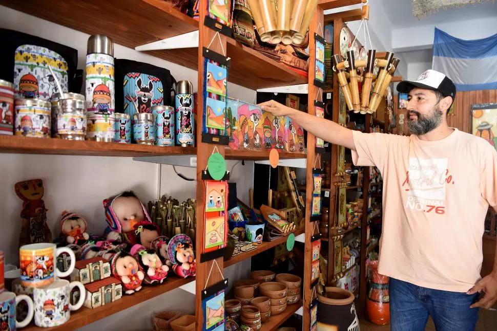“ALGO SE HA LEVANTADO”. Correa cuenta que los turistas buscan juegos de mate y recuerdos. LA GACETA / FOTOs DE José nuno